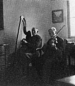 Ferdinand Flecks & August Schting beim Musizieren, Salzgitter 1949