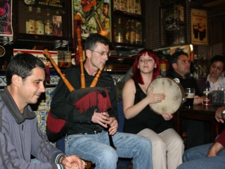 El ‘gaiteru’ asturiano Xuacu AMIEVA tocando en la TABERNA ELISA