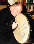 Christy Moore mit einer Malachy Kearns Bodhran