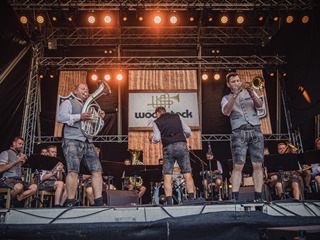 Alex Wurz mit den Original Woodstock Musikanten