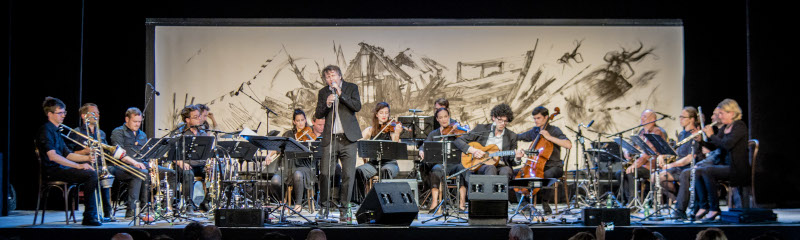 Festivalfinale mit der Big Band Velvet Elevator & Die Strottern (vor dem Bild der „verweilenden Künstlerin“ Judith Kerndl) © Karl Satzinger