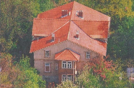 Zwischen den alten Gehften und den modernen Plattenvillen wirkte das Amtsrichterhaus wie ein Fremdkrper. Es war vor hundert Jahren in traditioneller Holzbauweise erbaut worden. Traditionell heit, bezogen auf die hheren Lagen der nahen Mittelgebirgsregion. Hier im Flachland war es ein Import. [Photo by Tom Keller]