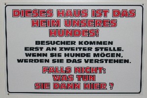 Ich huschte an dem Willkommensschild vorbei die Zufahrt hinauf: Dieses Haus ist das Heim eines Hundes! Besucher kommen erst an zweiter Stelle! Wenn Sie Hunde mgen, werden Sie das verstehen! Falls nicht: Was machen Sie dann hier? [Photo by Tom Keller]