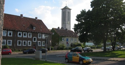 Die Glocken der Lutherkirche luteten Sturm und riefen die Glubigen zur Verteidigung. Die protestantische Gemeinde war umzingelt von islamischen Bildungs- und Kulturvereinen, Deutsch-Trkischen Nachbarschaftszirkeln, Reisebros und Grillstuben wie dunnemals Wien von den Kriegern Kara Mustafas. [Photo by Tom Keller]